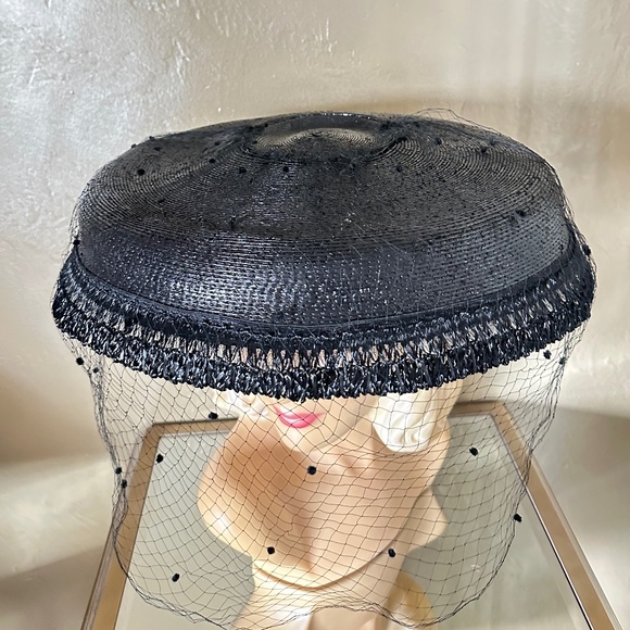 MAGNIFICENT 1950s' BLACK STRAW CARTWHEEL HAT WIITH FULL DOTTED VEIL - Picture 2 of 13